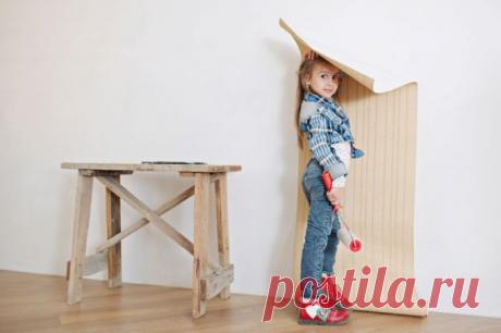 Как быстро и ровно поклеить обои в квартире Эстетика в интерьере квартиры придает апартаментам изысканный вид и указывает на тонкий вкус хозяев дома. Если вы решили переклеить обои в квартире или вам требуется привести в порядок новое жилье, подойдите к работе со старанием, чтобы в итоге получить прекрасный результат, устраивающий всех...