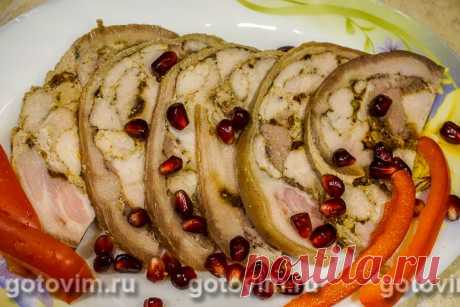 Мясной рулет в ветчиннице. Рецепт с фото Мясной рулет в ветчиннице - прекрасная альтернатива готовой колбасе. Имея такой агрегат как ветчинница, любая хозяйка может придумать свой рецепт согласно пристрастиям и пожеланиям домашних. Именно «ненужная» шкурка остаётся после разделки окорока или рульки, и обычно её выбрасывают. Но для этого рецепта - шкурка главный ингредиент. Рулет из свинины и индейки, благодаря желирующим веществам кожи, получается плотным и легко нарезаетс...