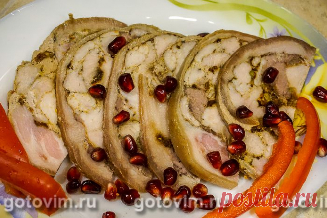 Мясной рулет в ветчиннице. Рецепт с фото Мясной рулет в ветчиннице - прекрасная альтернатива готовой колбасе. Имея такой агрегат как ветчинница, любая хозяйка может придумать свой рецепт согласно пристрастиям и пожеланиям домашних. Именно «ненужная» шкурка остаётся после разделки окорока или рульки, и обычно её выбрасывают. Но для этого рецепта - шкурка главный ингредиент. Рулет из свинины и индейки, благодаря желирующим веществам кожи, получается плотным и легко нарезаетс...