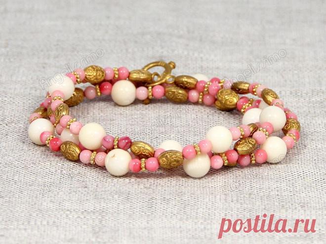 Браслет из белого и розового коралла с вставками золотого цвета от Nur