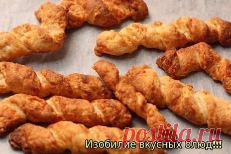 Сырные палочки к супу 

Ингредиенты: 

Сыр — 150 г 
Сливочное масло — 80 г
Мука пшеничная — 150 г 
Молоко — 100 мл
Разрыхлитель теста — 3 г

Приготовление:

1. Натрите сыр на крупной терке. Сорт сыра можно менять, но помните, что от него сильно зависит вкус конечного блюда. Если вы возьмете менее острый и соленый сорт, нужно будет увеличить количество соли.
2. Размягченное масло смешайте с натертым сыром. Добавьте муку, молоко, разрыхлитель и соль. Быстро замесите тесто. С...