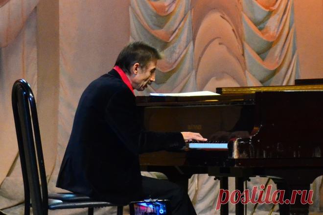 Композиторы-выпускники Магнитогорской консерватории. Андрей Серов. 1. «Экспресс времени». Симфоническая миниатюра (0:04). 2. «Момент» для 2х скрипок (5:08). 3. Концертный этюд для баяна (8:07). 4. Вальс-минутка для двух фортепиано (11:32). 5. Не предавай мечту (13:51).