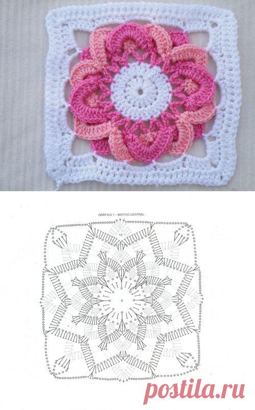 Квадратный мотив с цветком в середине..