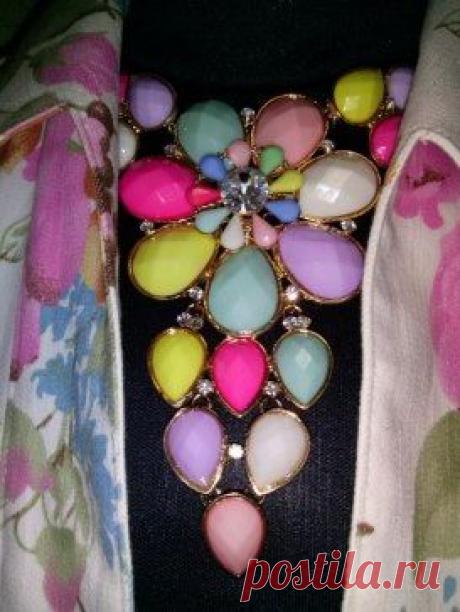 Летнее джинсовое платье. Нежный цветочный принт. Длина миди. Юбка в складку. Размер S. Цена 3500 руб. Сумка из экокожи. Цена 2600 руб. Украшение 500 руб.