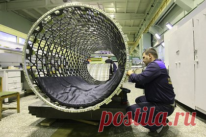 В России разработали новую платформу для спутников. Специалисты компании «Решетнев» разработали новую платформу для спутников массой до тысячи килограммов, сообщили на предприятии. Первым аппаратом, созданным на ее основе, станет перспективный спутник «Гонец-М1». Использование разработки в перспективных аппаратах повысит их надежность.