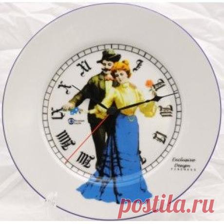 Времена Арт-Деко возвращаются в часах "Laska" Porcelain Castle. Старый немецкий рисунок стилизован чешскими дизайнерами в стиль близкий, может даже Пин Апу. А может Вы увидите здесь двадцатые годы европейского благоденствия. Готический циферблат и небесно-голубое платье Дамы отсылают нас в эпоху Серебряного Века. Тем более, что некоторые модели комплектуются серебряными глянцевыми стрелками .
Романтический сюжет намекнет о взаимных чувствах, а значит будет хорошим подарком