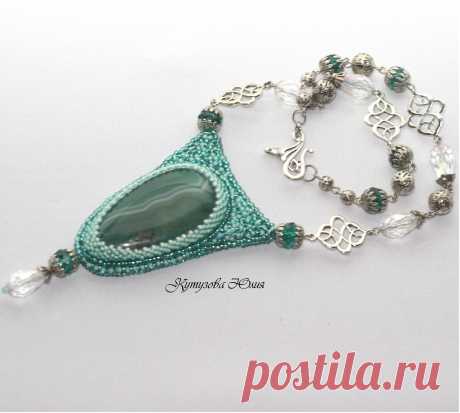 Кулон вышитый бисером

Агат,хрусталики,чешский и японский бисер
металлофурнитура.