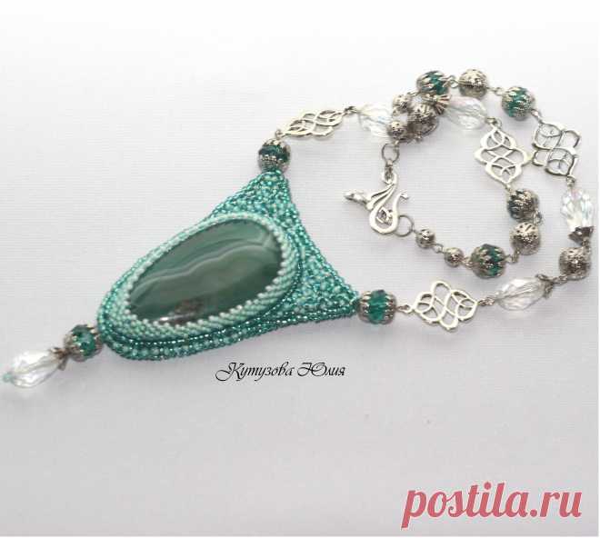 Кулон вышитый бисером

Агат,хрусталики,чешский и японский бисер
металлофурнитура.