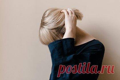 Раскрыт простой способ отрастить волосы после выпадения. Блогерша Кэролайн (фамилия неизвестна) раскрыла простой способ отрастить волосы после выпадения. На размещенных кадрах инфлюэнсерша с никнеймом carolinehannibal воспользовалась пучком розмарина, поместила его в кастрюлю и залила водой. Затем полученный состав она прокипятила.