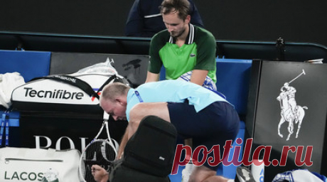 Медведеву потребовалась медицинская помощь по ходу матча Australian Open. Первая ракетка России Даниил Медведев обратился за помощью к физиотерапевту перед тай-брейком во втором сете матча второго круга Australian Open. Читать далее