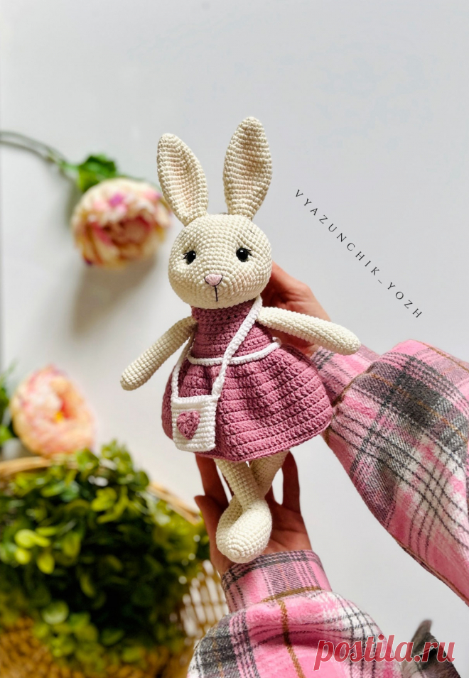 PDF Крольчиха Зои крючком. FREE crochet pattern; Аmigurumi toy patterns. Амигуруми схемы и описания на русском. Вязаные игрушки и поделки своими руками #amimore - заяц, зайчик, большой кролик из обычной пряжи, зайчонок, зайка с сумочкой, крольчонок в платье.