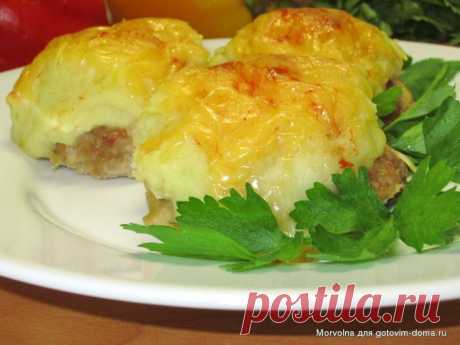 Котлета &quot;Хасан-Паша&quot; • Турецкая кухня
Фарш мясной (или любой комбинированный ) — 750 г
Яйцо (2шт - в фарш, 1шт - в пюре) — 3 шт
Лук репчатый (в фарш) — 1 шт
Картофель (в пюре)~6 (небольших) шт
Хлеб (чёрный, чёрствый, в ломтиках, в фарш) — 2 шт
Масло сливочное (в пюре) — 2 ст. л.
Молоко (тёплое, в пюре) — 0,5 стак.
Томатная паста или кетчуп (в соус ) — 2 ст. л.
Вода (в соус) — 1 стак.
Перец черный (молотый, по вкусу)
Соль (по вкусу)
Сыр твердый — 200 г