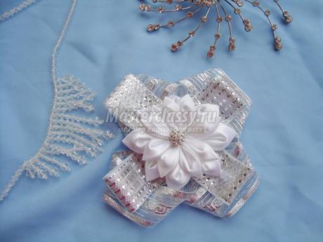 Украшения из лент. Цветок канзаши на бантиках. Мастер-класс с пошаговыми фото