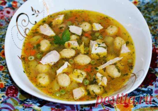 25 рецептов первого блюда:
1. Куриный суп с сырными клёцками и зелёным горошком
2. Шурпа
3. Суп с фрикадельками
4. Русский борщ
5. Сырный суп с шампиньонами и брокколи
6. Солянка
7. Английский куриный суп с плавленым сыром
8. Луковый суп
9. Солянка с колбасой
10. Просто ушица
11. Суп с галушками
12. Борщ
13. Поморская молочная уха
14. Грибной суп с сыром
15. Сытный суп с мясными фрикадельками
16. Сырный супчик с грибами
17. Суп перловый с говядиной
18. Суп 