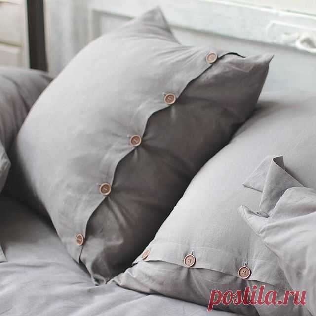 100% Pure Linen bed set 
#Grey collection in details... #Buttons 
Design by @elli.karimova 
Shipping worldwide
Contact us for details 
#nyc#organicbedding#organicliving#organiclife#organic#nature#nyclife#newyork#newyorker#toronto#torontolife#torontodesign#torontoart#torontolifestyle#linen#linenbedding#linenlover#purelinen#canada150