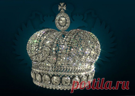 Малая императорская корона 

Малая императорская корона была изготовлена в 1856 году по образцу Большой императорской короны придворным ювелиром Зефтигеном для коронации супруги императора Александра Второго - императрицы Марии Александровны. Использовалась для коронации Марии Федоровны - супруги императора Александра Третьего.