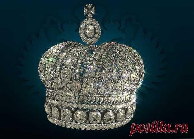 Малая императорская корона 

Малая императорская корона была изготовлена в 1856 году по образцу Большой императорской короны придворным ювелиром Зефтигеном для коронации супруги императора Александра Второго - императрицы Марии Александровны. Использовалась для коронации Марии Федоровны - супруги императора Александра Третьего.