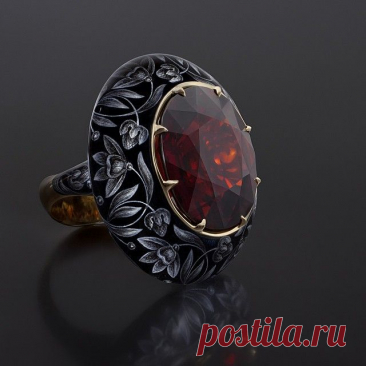 Кольцо. Женское кольцо. Красный гранат. Эмаль. Желтое золото.