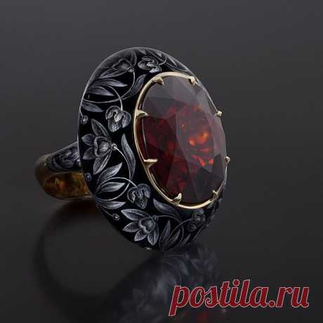 Кольцо. Женское кольцо. Красный гранат. Эмаль. Желтое золото.
