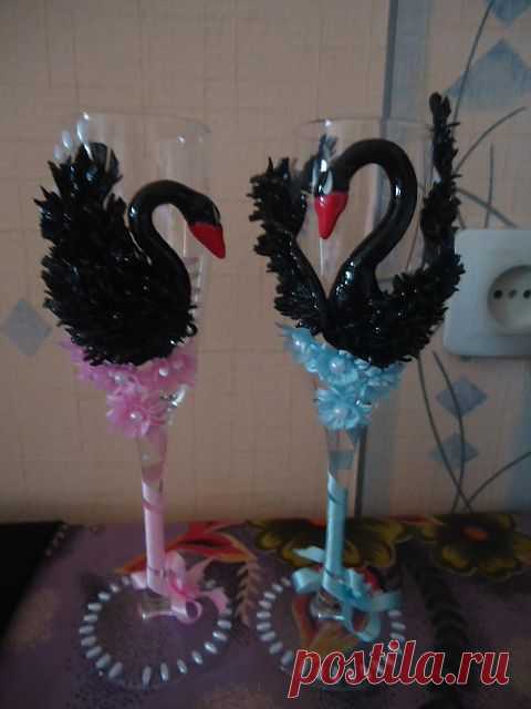 Пара черных лебедей из пластики