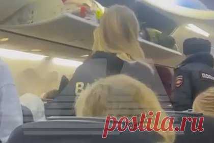 Изнасиловавшая попутчика в самолете россиянка попала на видео. Пьяная пассажирка, орально изнасиловавшая попутчика на рейсе из Антальи в Москву, попала на видео. На распространенных в сети кадрах россиянка Валерия ищет в купюру в мусоре. По словам девушки, она дала 100 долларов (8,8 тысячи рублей) другой пассажирке, которая, в свою очередь, выбросила деньги.