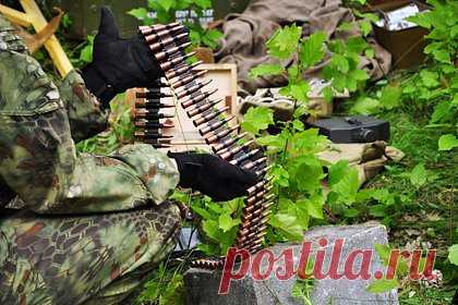В Херсонской области полиция уничтожила тайник с боеприпасами. На окраине села Николаевка Херсонской области полиция нашла и уничтожила схрон с боеприпасами, в числе которых было шесть гранат Ф-1, три сигнальных патрона и многое другое. По данным МВД России, у снарядов обнаружили механические повреждения и следы коррозии. В результате некоторые из них уничтожили, а другие изъяли.