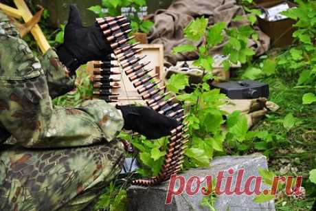 В Херсонской области полиция уничтожила тайник с боеприпасами. На окраине села Николаевка Херсонской области полиция нашла и уничтожила схрон с боеприпасами, в числе которых было шесть гранат Ф-1, три сигнальных патрона и многое другое. По данным МВД России, у снарядов обнаружили механические повреждения и следы коррозии. В результате некоторые из них уничтожили, а другие изъяли.