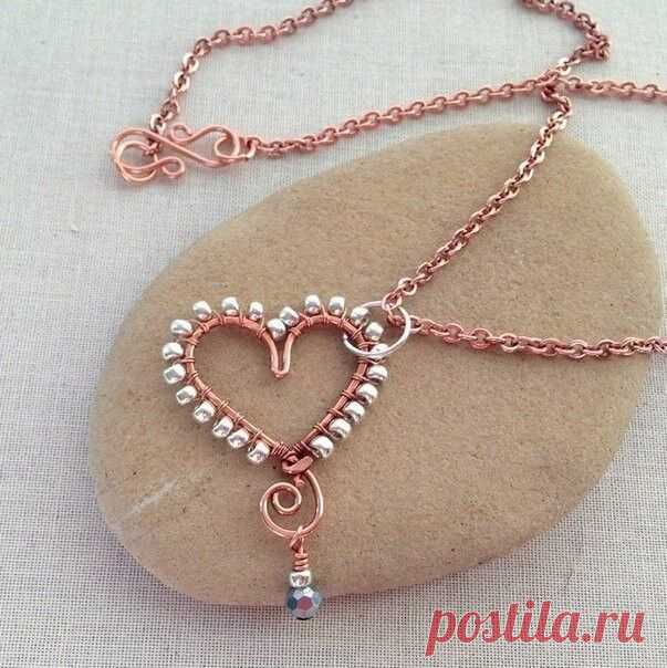 Сердечко- кулончик из бисера (бусинок).