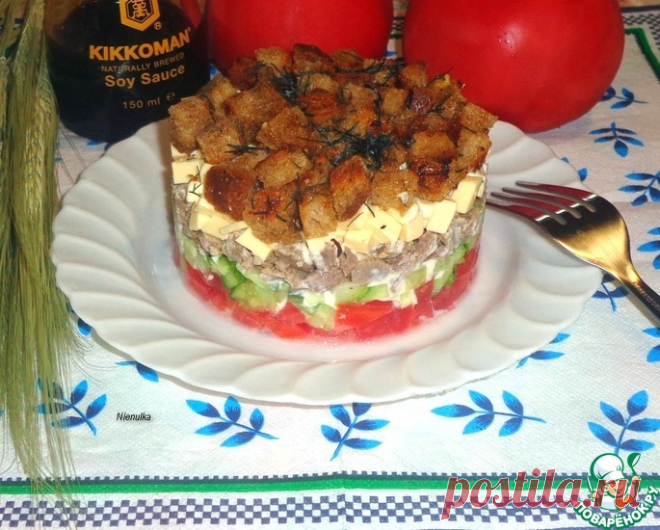 Слоеный салат с чесночными сухариками Кулинарный рецепт