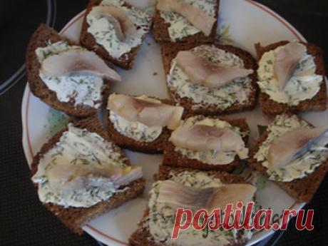 Канапе с черным хлебом и селедкой