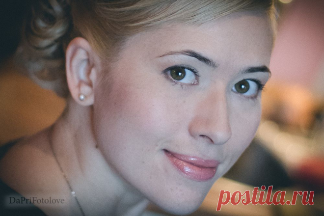 Вся красота во взгляде, поворотах и эмоциях.