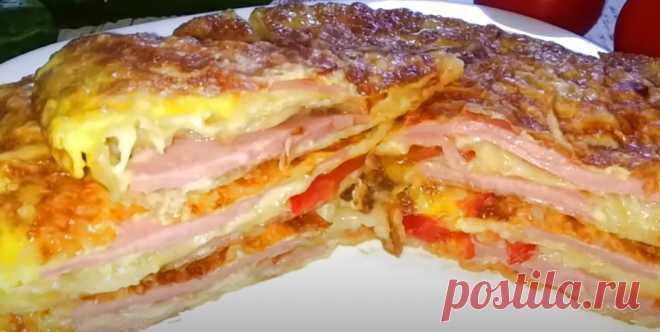 Вкуснятина на завтрак за считанные минуты Разогреваем на сковороде немного растительного масла и выливаем чуть яичной массы, равномерно распределяем по сковороде и кладем лист лаваша.