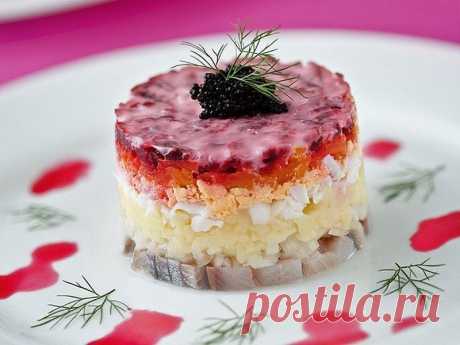 «Взрослые закусывают этим водку — так вкуснее»: иностранцы о русской кухне