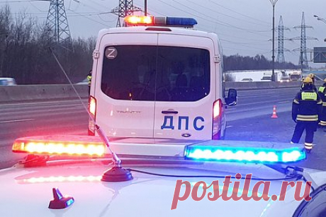 В Подмосковье нашли сидящего за рулем авто мужчину с ножом в груди. В Подмосковье прохожий обнаружил мужчину, сидящего за рулем автомобиля с ножом в груди. Сообщается, что инцидент произошел в городе Хотьково. Очевидец тут же обратился в полицию и вызвал скорую помощь. Пострадавший госпитализирован, по предварительным данным, он находится в реанимации в бесконтактном состоянии.