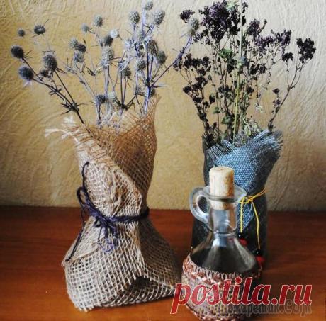 Мастерим текстильную вазочку Исходные материалы:- джутовая ткань или простая мешковина;- джутовая цветная нить;- можно любую декоративную ленту на ваш вкус, подбирайте под ткань;- бусины;- линейка;- ножницы;- иголки для фиксации;...