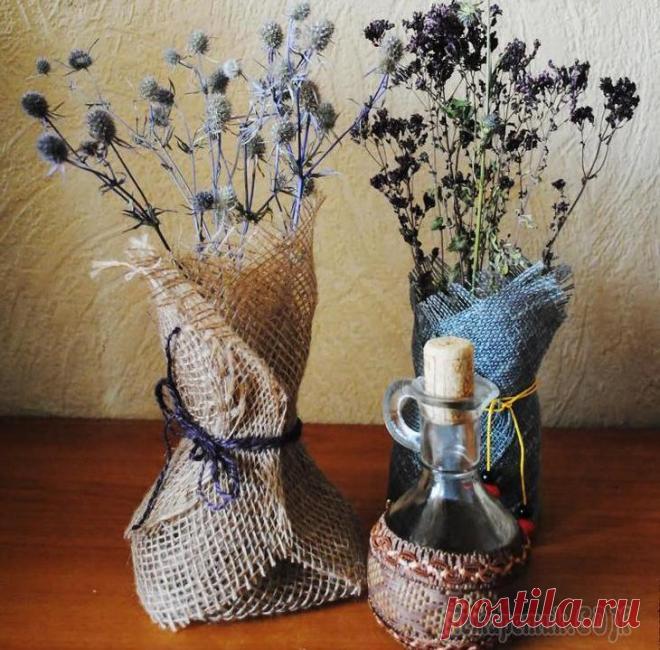 Мастерим текстильную вазочку Исходные материалы:- джутовая ткань или простая мешковина;- джутовая цветная нить;- можно любую декоративную ленту на ваш вкус, подбирайте под ткань;- бусины;- линейка;- ножницы;- иголки для фиксации;...