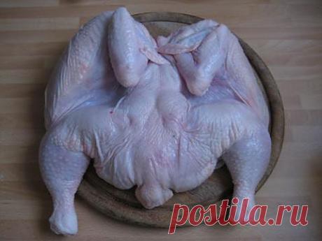 Курочка, запеченная в духовке «По – советски». | 4vkusa.ru

 Красота!!! есть ещё способ  - посадить на бутылку: либо бутылка с широким горлышком либо зафиксировать по другому... И в бутылку наливаем воды -от паров она пропекается