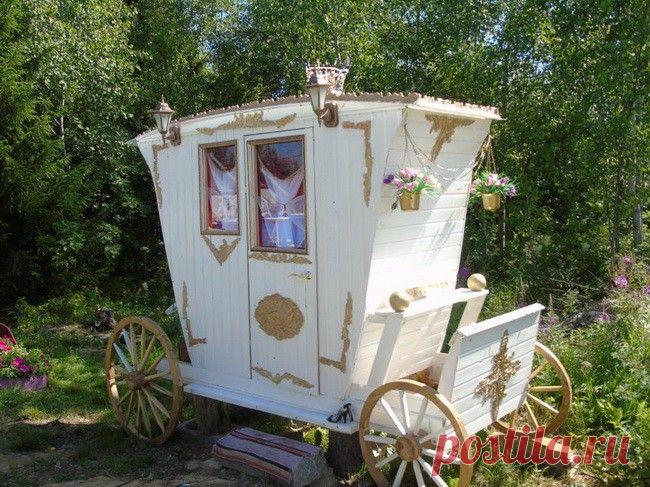 Оригинальный дачный туалет в виде кареты