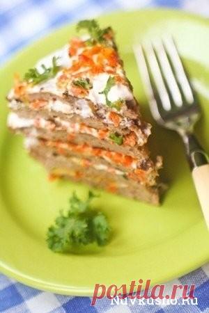 Печеночный торт со сметанным соусом ·