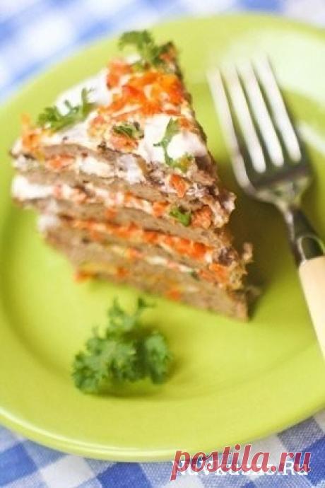 Печеночный торт со сметанным соусом ·