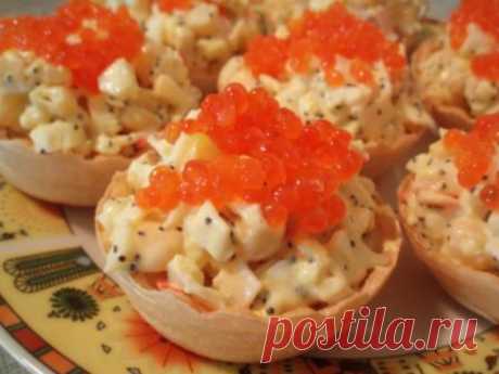 Тарталетки с крабовым салатом и икрой 
Ингредиенты: Крабовое мясо - 200г  Кукуруза консервированная- 0.5 банки  Яйца вареные- 5 шт  Мак-1.5 ст. ложки  Икра красная  Майонез  Соль, перец   Мак обжариваем на сухой сковороде.  Яйца и крабы р…