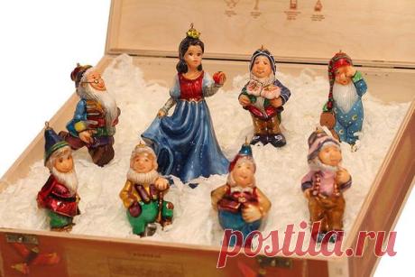 Vintage Collectible Handmade Glass Snow White and Seven Dwarfs | Etsy Vintage Collectible Handmade Glass Snow White and Seven Dwarfs Christmas Tree Toys Set, Snow White Characters Christmas Ornament, Komozja Family Poland  Brand: Komozja Family Country of manufacture: Poland Material: glass Box size: 33x33x9 cm Toy size : 8x15 cm  IMPORTANT! Collectible toys are