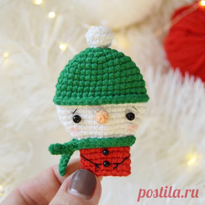 СХЕМА вязания броши, магнита снеговик крючком #схемыамигуруми #амигуруми #вязанаяигрушка #игрушкикрючком #вязаныйснеговик #amigurumipattern #crochetsnowman #amigurumisnowman