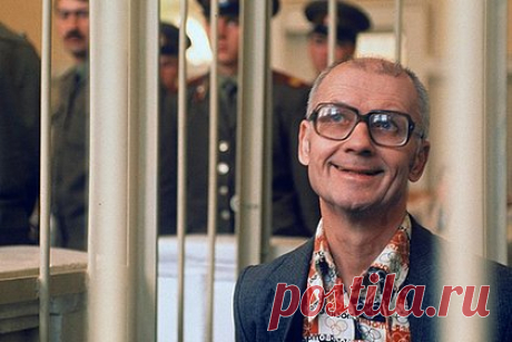 Следователь рассказал о реакции маньяка Чикатило на арест в тюрьме КГБ. Маньяк Андрей Чикатило растерялся в первое время после ареста, поскольку его не задержали, а сразу арестовали с санкции прокурора и отправили не в следственный изолятор УВД, а в тюрьму КГБ. Об этом в среду, 14 февраля, корреспонденту «Ленты.ру» Игорю Надеждину рассказал легендарный следователь Исса Костоев.