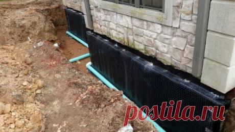 Виды гидроизоляции фундамента.
Правильно сделанная гидроизоляция фундамента — не только гарантия сухого подвала, но и залог долгого срока службы всего здания. О том, какие бывают виды гидроизоляции, и чем они различаются, рассказывается в этой статье. 
Вода камень точит — эта пословица, как никакая другая, отражает главную проблему оснований зданий — фундаментов и связанных с ними цоколей и подвалов. Именно они особенно сильно подвержены губительному воздействию влаги. Не стоит думать, что про