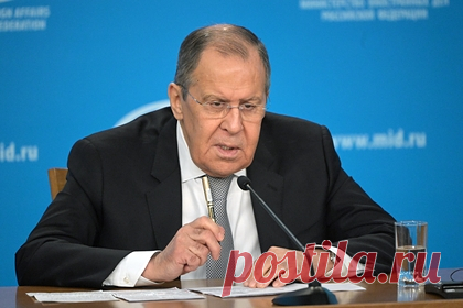 Лавров предсказал столкновение русских граждан Украины и НАТО. Глава МИД России Сергей Лавров заявил, что Москва категорически не приемлет появления НАТО на российских границах, что произойдет после вступления Киева в альянс. По его словам, это — одна из красных линий российской стороны, пересечение которой приведет к катастрофическим последствиям.