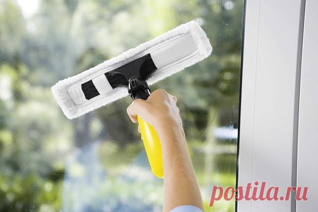 Специальный раствор для сохранения чистоты окон надолго

Для того чтобы вымытые окна дольше оставались чистыми, протрите их специальным раствором. Смешайте три чайных ложки воды, семь ложек глицерина и несколько капель нашатырного спирта. Смочите смесью бумажное полотенце и протрите стекла. Водный раствор глицерина со спиртом образует на стекле тончайшую защитную пленку, который защищает стекло от пыли.