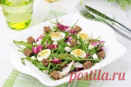 Салат с перепелиными яйцами и брынзой