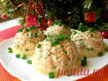 Лучшая закуска на праздничный стол! Новый год 2019 Закуска – это неотъемлемая часть любого праздничного стола. К закускам на праздничный стол всегда особые требования, они должны вызывать аппетит, иметь красивую подачу и обязательно быть вкусными. Закуска, которую я предлагаю, любима моими близкими и всегда одна из первых улетает со стола. Как приготовить такую закуску расскажу ниже!