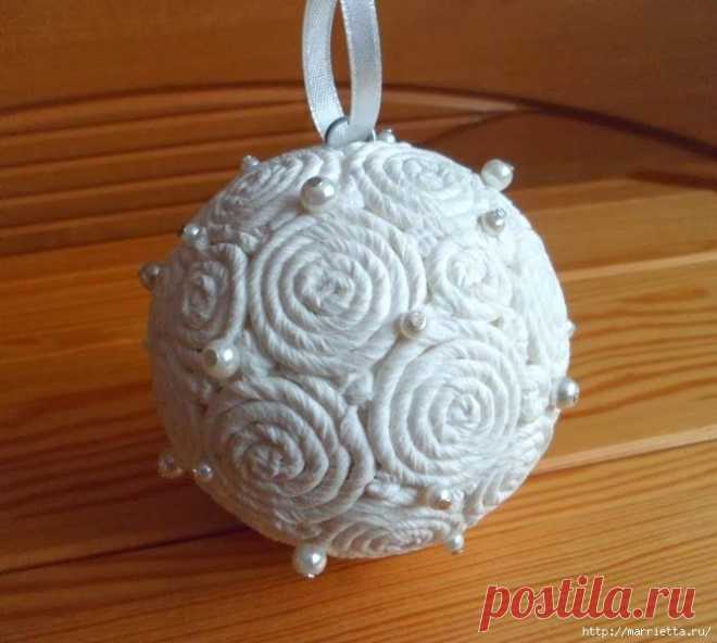 Нежный елочный шар, декор жгутиками из салфеток.